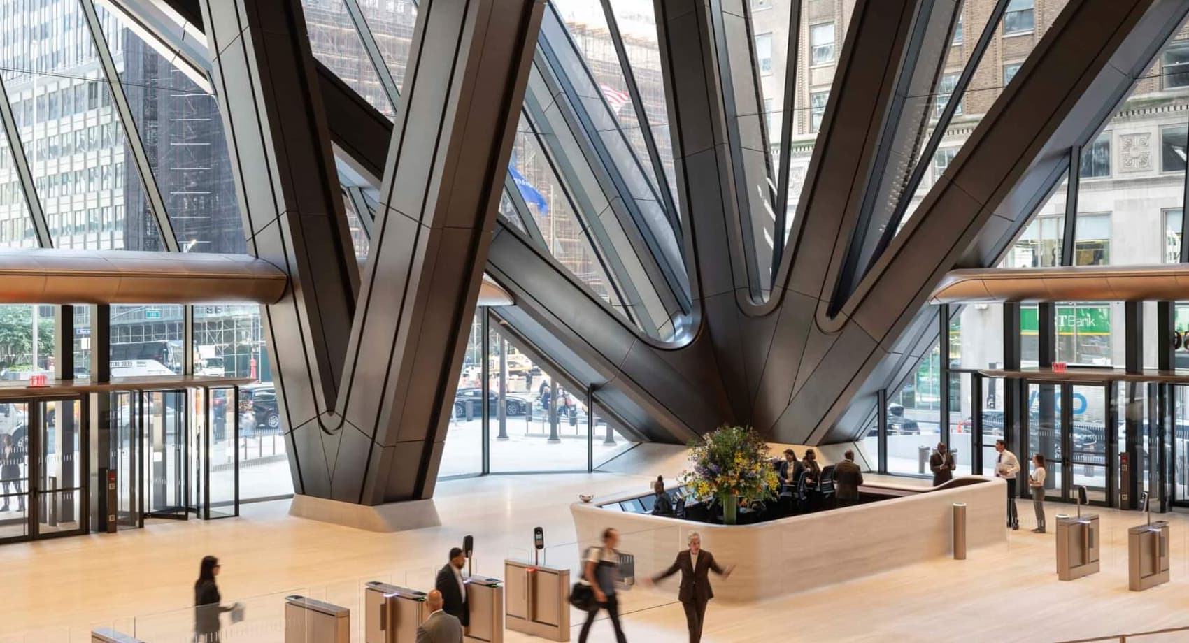Atmosphärischer redaktioneller Hintergrund — modernes Office-Atrium