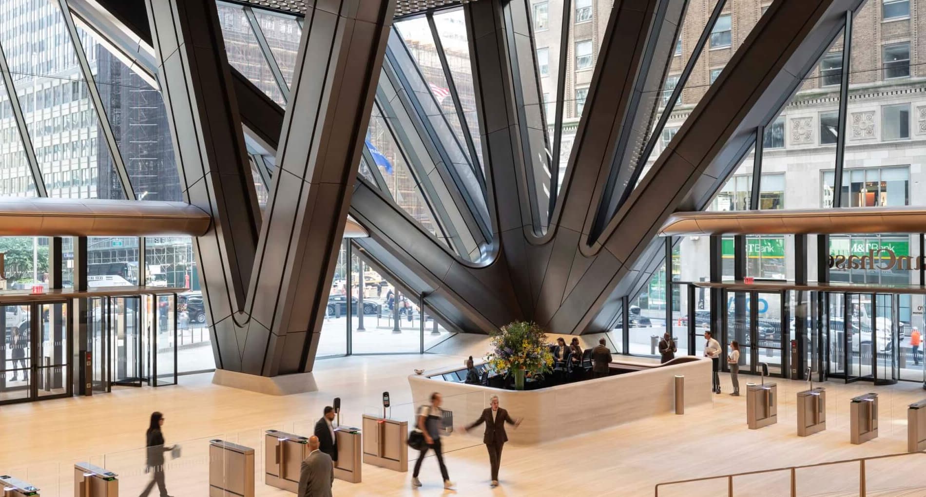 Atmosphärischer Editorial-Hintergrund für den Märkte-Tracker — modernes Büro-Atrium